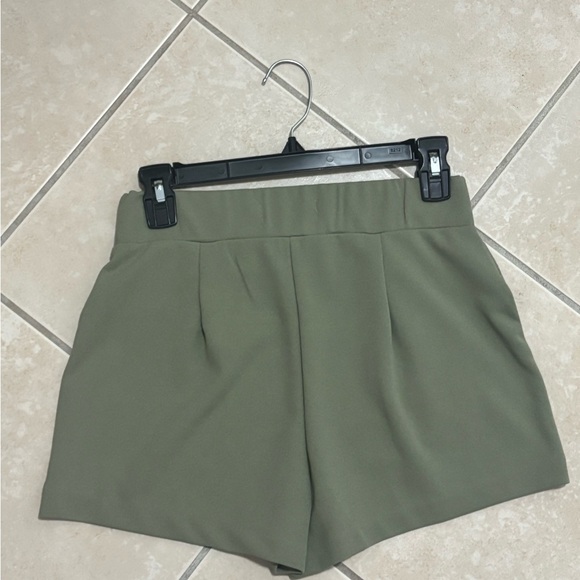 🔴 5 x $19 | Sage Green High Waist Shorts with Crossover Design - Picture 2 of 3